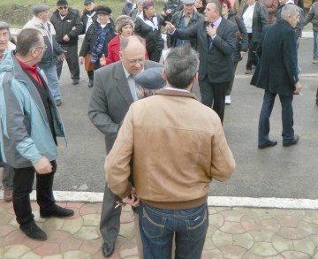 Primarul din Tuzla şi-a smuls eşarfa tricoloră de pe el de nervi când a auzit că, după Ponta, nici Dragnea şi Tăriceanu nu-i vizitează centrul cultural